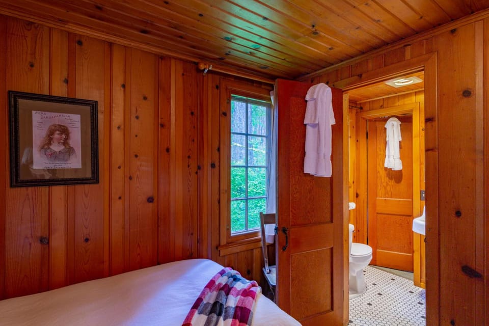 Lake Creek Lodge Resort in Camp Sherman