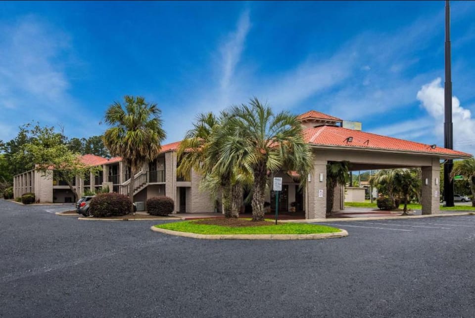 Super 8 by Wyndham Savannah Hotel in Savannah