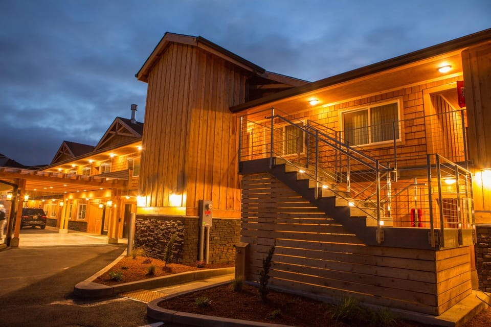 Pelican Shores Inn Hotel in Devils Lake