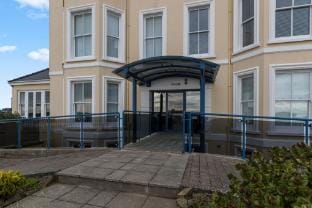 South Beach Court - Cosy Seafront Apartment Hotel in Wales