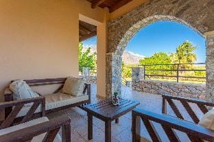Spiros Beach Villa: Large Private Pool, Walk to Beach, Sea Views, A/C, WiFi, Car Not Required        Hotel in Crete