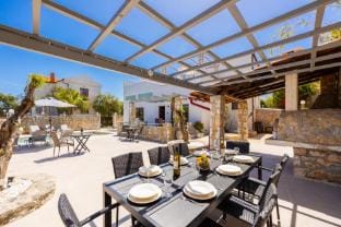 Villa Melina: Private Pool, Walk to Beach, Sea Views, A/C, WiFi, Car Not Required                    Hotel in Crete