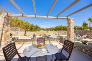 Villa Melina: Private Pool, Walk to Beach, Sea Views, A/C, WiFi, Car Not Required                    Hotel in Crete
