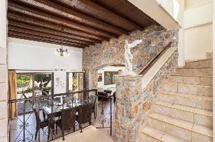 Villa Melina: Private Pool, Walk to Beach, Sea Views, A/C, WiFi, Car Not Required                    Hotel in Crete