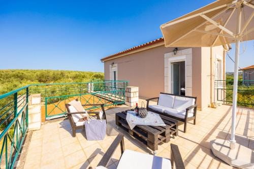 Villa Dimitris: Large Private Pool, Walk to Beach, Sea Views, A/C, WiFi, Car Not Required, Eco-Frien Hotel in Crete
