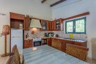 Villa Dimitrios: Large Private Pool, Sea Views, WiFi, Eco-Friendly                                   Hotel in Crete