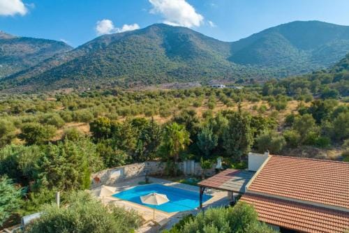 Villa Dimitrios: Large Private Pool, Sea Views, WiFi, Eco-Friendly                                   Hotel in Crete