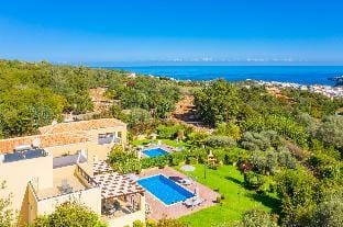 Villa Mary: Large Private Pool, Walk to Beach, Sea Views, A/C, WiFi                                  Hotel in Crete