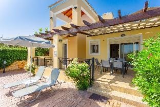 Villa Georgia: Large Private Pool, Walk to Beach, A/C, WiFi, Car Not Required                        Hotel in Crete