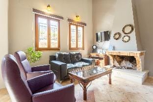 Villa Stratos: Large Private Pool, Sea Views, A/C, WiFi, Eco-Friendly                                Hotel in Crete