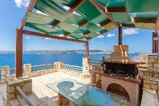 Souda Bay View: Large Private Pool, Walk to Beach, Sea Views, A/C, WiFi                              Hotel in Crete