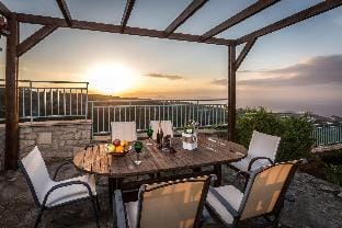 Villa Ilia: Large Private Pool, Sea Views, A/C, WiFi                                                 Hotel in Crete