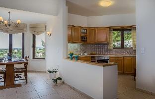 Villa Ilia: Large Private Pool, Sea Views, A/C, WiFi                                                 Hotel in Crete