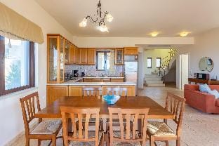 Villa Selini: Private Pool, Sea Views, A/C, WiFi, Eco-Friendly                                       Hotel in Crete
