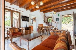 Villa Eva: Large Private Pool, A/C, WiFi                                                             Hotel in Crete