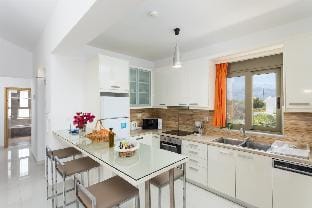 Villa Arda: Large Private Pool, Sea Views, A/C, WiFi                                                 Hotel in Crete