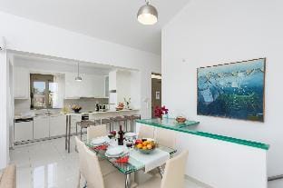 Villa Litsa: Large Private Pool, Sea Views, A/C, WiFi                                                Hotel in Crete