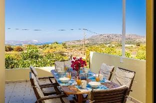 Villa Litsa: Large Private Pool, Sea Views, A/C, WiFi                                                Hotel in Crete