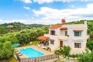 Villa Armi: Large Private Pool, Walk to Beach, Sea Views, A/C, WiFi, Eco-Friendly                    Hotel in Crete