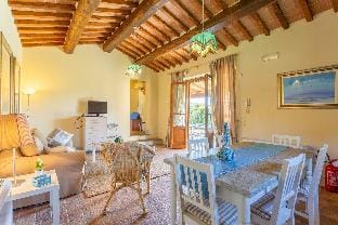 Villa Casale Federica: Large Private Pool, WiFi                                                      Hotel in Arezzo