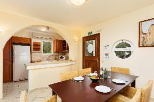 Villa Callistemon: Large Private Pool, Sea Views, A/C, WiFi                                          Hotel in Crete