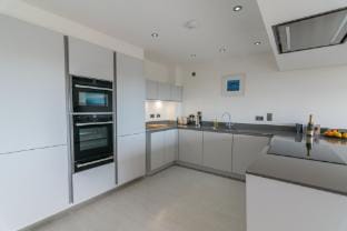 Apartment 3 Waterstone House - Sea Front Apartment, Hot Tub Hotel in Wales