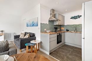 Coedrath Park - Sea Views from Balcony, Short Walk to Beach,  Parking Hotel in Saundersfoot