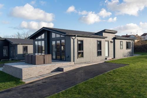 Hiraeth - Luxury Lodge with Hot Tub, Close to Beach Hotel in Saint Florence