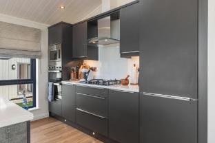 Hiraeth - Luxury Lodge with Hot Tub, Close to Beach Hotel in Saint Florence
