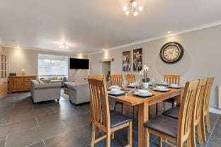 Maynor - Large Luxury House, Log Burner, Central Location Hotel in Wales