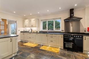 Maynor - Large Luxury House, Log Burner, Central Location Hotel in Wales