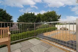 Maynor - Large Luxury House, Log Burner, Central Location Hotel in Wales
