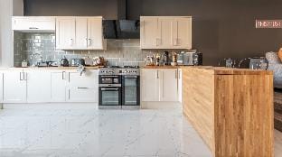 Kensington Place - 4 bedroom home w/ free parking Hotel in Newport