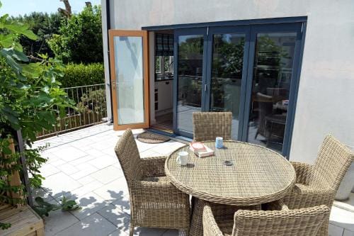 Priory Cottage - Luxury Cottage, Near to Beach Hotel in Saundersfoot