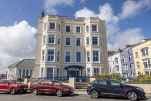 South Beach Court - Beach Front Apartment Hotel in Wales