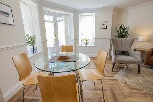 South Beach Court - Beach Front Apartment Hotel in Wales