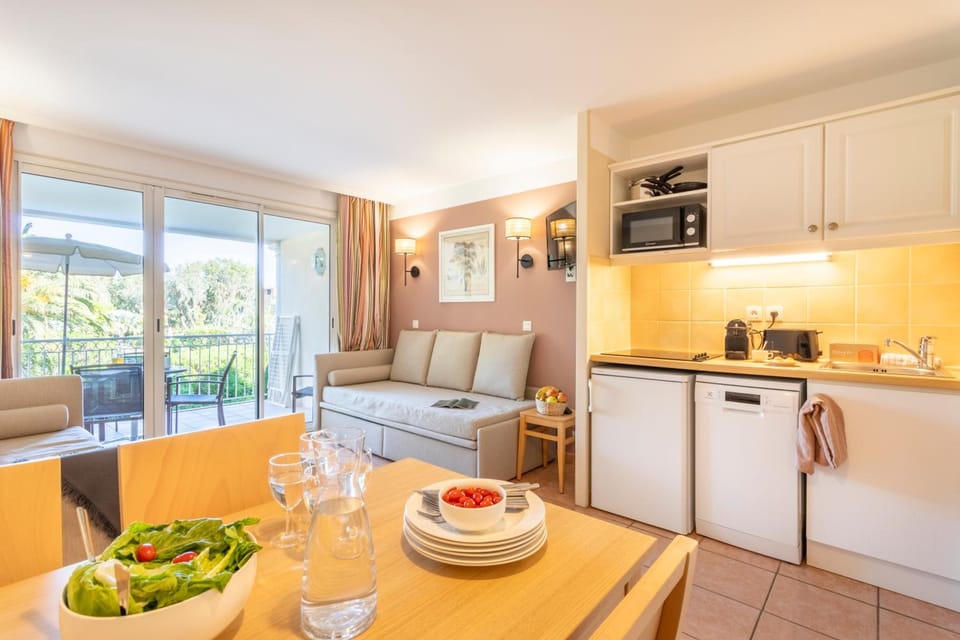 Residence Pierre & Vacances le Hameau de la Pinede Apartment hotel in Hyères