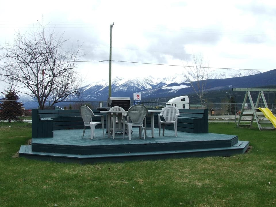 Ponderosa Motor Inn Motel in Golden