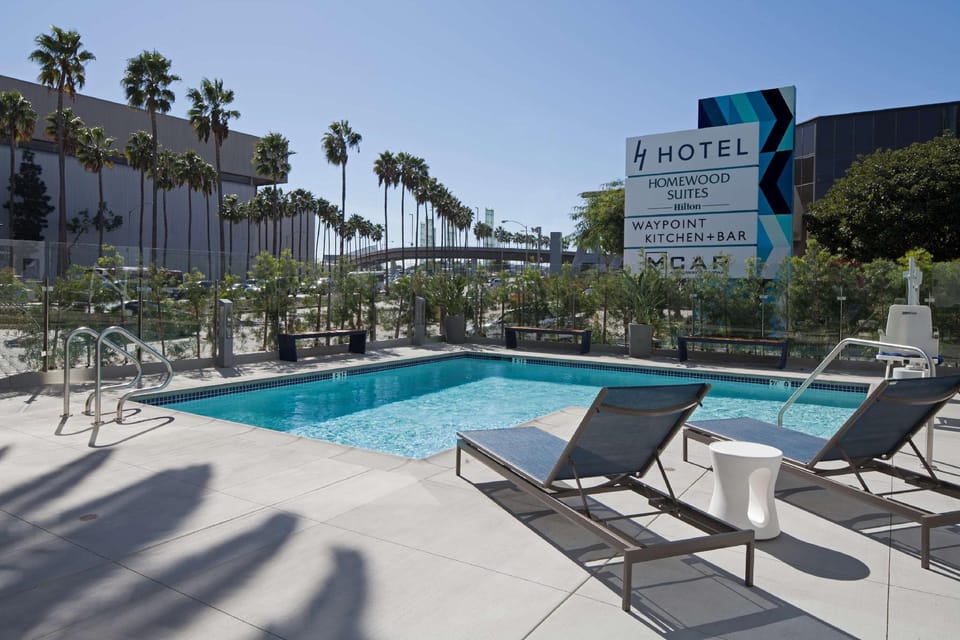 Swimming pool [outdoor]