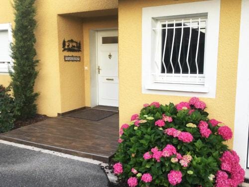 Location Chambres Le Panorama - Aeroport Geneve - Pays de Gex Hotel in Canton of Geneva