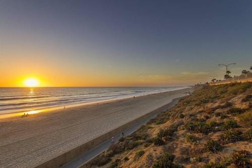 Luxury Ocean Views & Steps To The Sand - Tower 36 Lower Condo Unit Hotel in Carlsbad