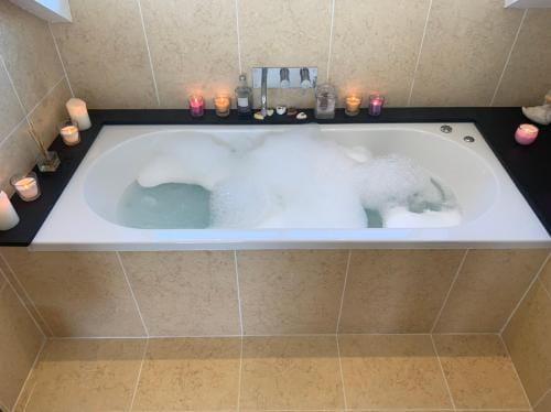 The Penthouse Bowness Tranquil Loft Jacuzzi Bath & Complimentary Cascades Spa Membership Hotel in Bowness-on-Windermere