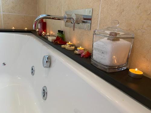 The Penthouse Bowness Tranquil Loft Jacuzzi Bath & Complimentary Cascades Spa Membership Hotel in Bowness-on-Windermere