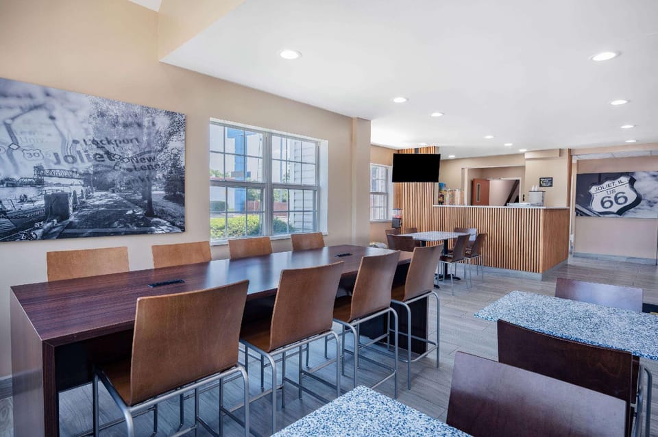 Super 8 by Wyndham Joliet Hotel in Joliet