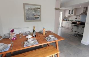 Valley Retreat - Peaceful Location, Walk to Beach, Parking Hotel in Saundersfoot