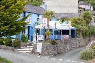 Surf Deck - Lovely Apartment, Spectacular Coastal Views, Short Walk to Beach Hotel in Wales
