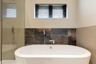 Ael-Y-Bryn - Luxury Lodge, Hot Tub, Three En-Suite Bedrooms Hotel in Saint Florence