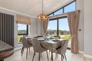 Ael-Y-Bryn - Luxury Lodge, Hot Tub, Three En-Suite Bedrooms Hotel in Saint Florence