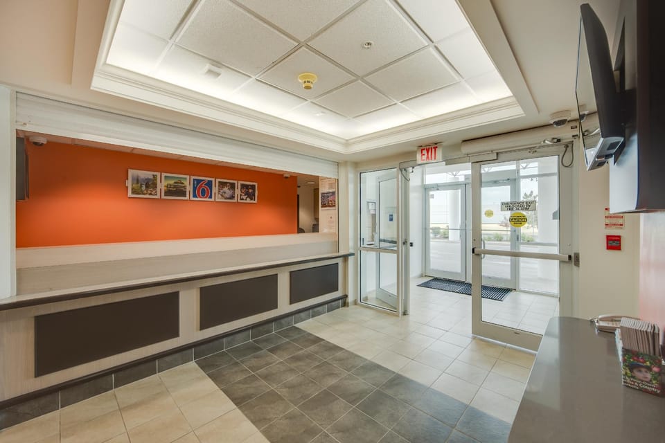 Motel 6 Brampton, ON - Toronto Hotel in Brampton