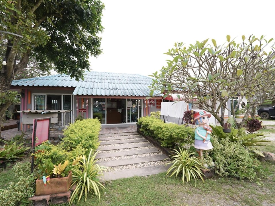 Roomquest Chonburi Phanat Nikhom Hotel in Chon Buri Changwat